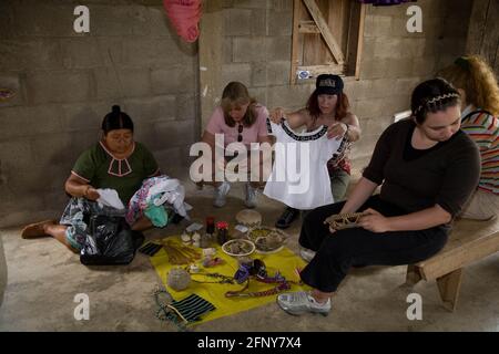 L'artisan maya Maria Ack présente ses marchandises aux visiteurs de sa maison dans la communauté maya de San Miguel, Tolède, Belize Banque D'Images