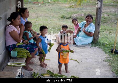 Mère et enfants mayas dans la communauté maya de San Miguel, Tolède, Belize Banque D'Images