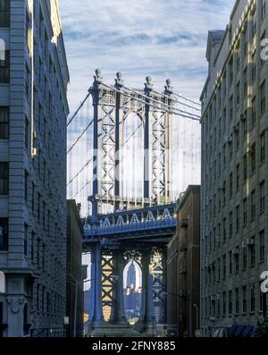 2005 PONT HISTORIQUE DE MANHATTAN (©GUSTAV LINDENTHAL 1909) WASHINGTON STREET DUMBO QUARTIER BROOKLYN NEW YORK CITY USA Banque D'Images