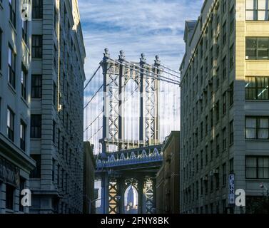 2005 PONT HISTORIQUE DE MANHATTAN (©GUSTAV LINDENTHAL 1909) WASHINGTON STREET DUMBO QUARTIER BROOKLYN NEW YORK CITY USA Banque D'Images