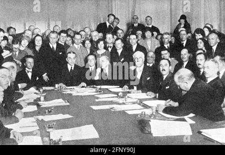 Politique, conférences, Conférence de jeunes Plan, Paris, exécution du contrat à l'Hôtel Georg V, DROITS-SUPPLÉMENTAIRES-AUTORISATION-INFO-NON-DISPONIBLE Banque D'Images