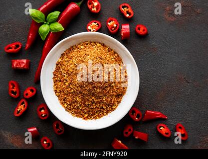 Piment rouge, piments séchés sur fond sombre. Vue de dessus Banque D'Images