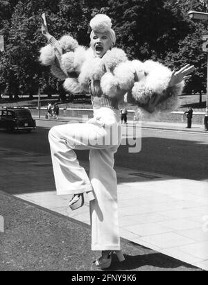 Mode, années 1970, la mode de la ladie, modèle avec veste en peluche, casquette en peluche, fusées éclairantes et chaussures plates, DROITS supplémentaires-DÉSTOCKAGE-INFO-NON-DISPONIBLE Banque D'Images