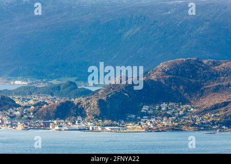 Ville sur une côte montagneuse en Norvège Banque D'Images