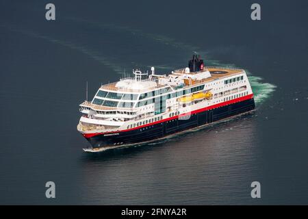 Ferry Hurtigruten sur la mer en Norvège Banque D'Images