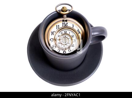 Montre de poche ancienne dans une tasse de café isolée sur blanc. Effet Droste, concept de spirale temporelle. Banque D'Images