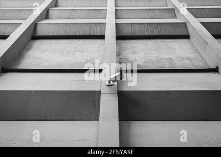 caméra industrielle sur le mur d'un bâtiment en béton Banque D'Images