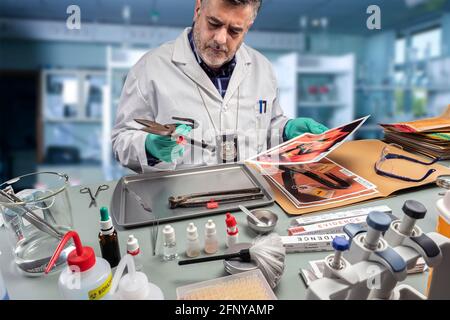 Un scientifique de police extrait un échantillon d'ADN d'une paire de pinces dans un laboratoire de crime, image conceptuelle Banque D'Images