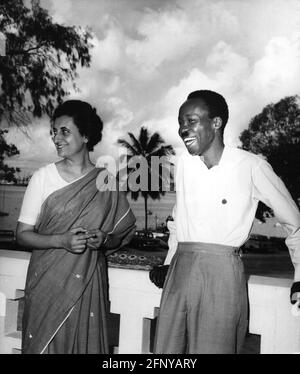 Gandhi, Indira, 19.11.1917 - 31.10.1984, en politicien, demi-longueur, Avec Dr. Julius Nyerere, DES DROITS-SUPPLÉMENTAIRES-AUTORISATION-INFO-NON-DISPONIBLES Banque D'Images