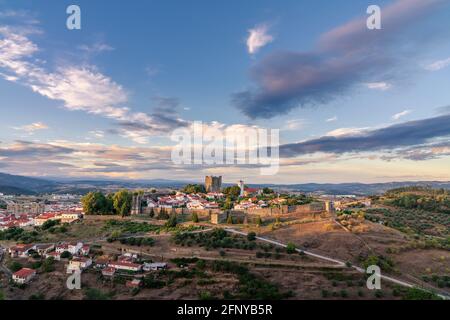 Bragança Portugal. Paysage urbain médiéval à couper le souffle au crépuscule Banque D'Images