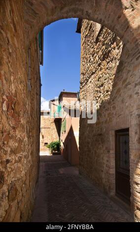 Ruelle étroite avec de vieux bâtiments dans la ville médiévale toscane typique Banque D'Images