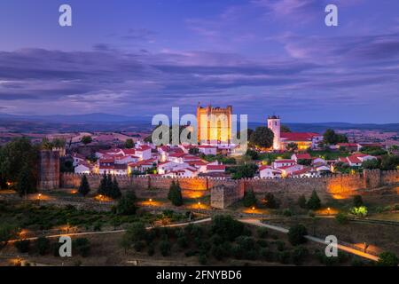 Bragança Portugal. Paysage urbain médiéval à couper le souffle au crépuscule Banque D'Images