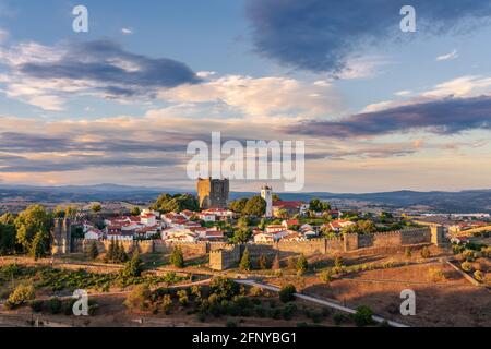 Bragança Portugal. Paysage urbain médiéval à couper le souffle au crépuscule Banque D'Images