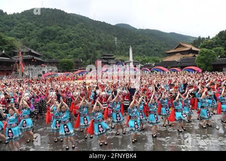 Chongqing, Chine. 19 mai 2021. Les jeunes filles Miao célèbrent le traditionnel festival Huashan pour adorer Chiyou à Chongqing, en Chine, le 19 mai 2021.(photo par TPG/cnspotos) crédit: TopPhoto/Alay Live News Banque D'Images