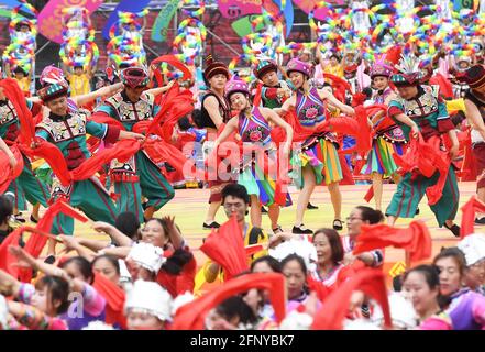 Chongqing, Chine. 19 mai 2021. Les jeunes filles Miao célèbrent le traditionnel festival Huashan pour adorer Chiyou à Chongqing, en Chine, le 19 mai 2021.(photo par TPG/cnspotos) crédit: TopPhoto/Alay Live News Banque D'Images