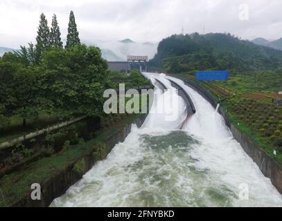 Jinhua, Chine. 19 mai 2021. Le réservoir de Yuankou décharge l'inondation à Jinhua, Zhejiang, Chine le 19 mai 2021.(photo de TPG/cnschotos) crédit: TopPhoto/Alamy Live News Banque D'Images