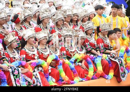 Chongqing, Chine. 19 mai 2021. Les jeunes filles Miao célèbrent le traditionnel festival Huashan pour adorer Chiyou à Chongqing, en Chine, le 19 mai 2021.(photo par TPG/cnspotos) crédit: TopPhoto/Alay Live News Banque D'Images