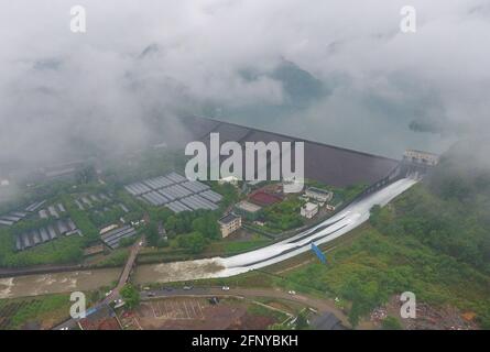 Jinhua, Chine. 19 mai 2021. Le réservoir de Yuankou décharge l'inondation à Jinhua, Zhejiang, Chine le 19 mai 2021.(photo de TPG/cnschotos) crédit: TopPhoto/Alamy Live News Banque D'Images