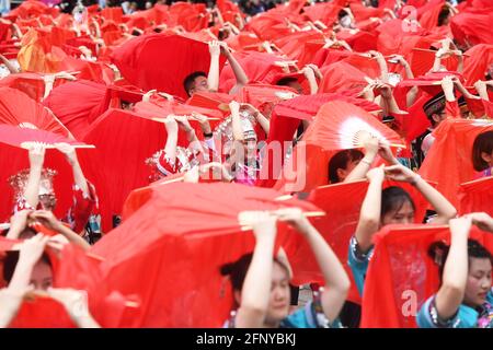 Chongqing, Chine. 19 mai 2021. Les jeunes filles Miao célèbrent le traditionnel festival Huashan pour adorer Chiyou à Chongqing, en Chine, le 19 mai 2021.(photo par TPG/cnspotos) crédit: TopPhoto/Alay Live News Banque D'Images