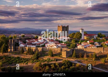 Bragança Portugal. Paysage urbain médiéval à couper le souffle au crépuscule Banque D'Images