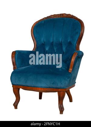 Fauteuil bleu isolé sur fond blanc. Mobilier moderne et élégant et confortable. Fauteuil en velours doux avec pattes et finitions en bois. Banque D'Images