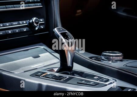 Au milieu de changement de console d'un voiture moderne Banque D'Images