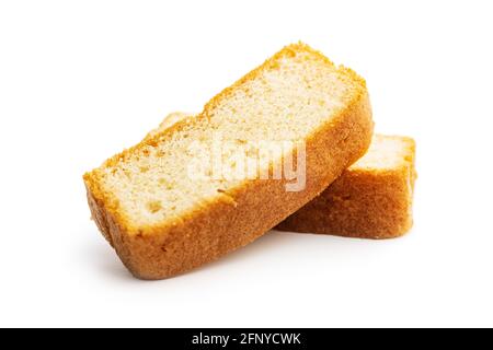 Dessert éponge en tranches. Gâteau éponge doux isolé sur fond blanc. Banque D'Images