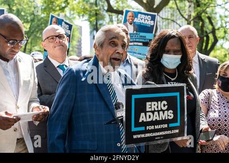 L'ancien congressiste Charles Rengel s'exprime lors du rassemblement du candidat Mayoral Eric Adams avec des partisans et des élus au City Hall Park. Eric a été rejoint par l'ancien membre du Congrès Charles Rangel, le Président de Bronx Borough Ruben Diaz Jr., le Président de Queens Borough Donovan Richards, le membre de l'Assemblée Jenifer Rajkumar, le membre de l'Assemblée Rodneyse Bichotte Hermelyn et d'autres élus et partisans. Le rallye marque 30 jours avant le vote primaire du Parti démocratique pour succéder à l'actuel maire Bill de Blasio. (Photo de Lev Radin/Pacific Press) Banque D'Images