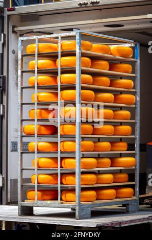 Livraison par camion sur le marché néerlandais du fromage à Amsterdam, aux pays-Bas Banque D'Images