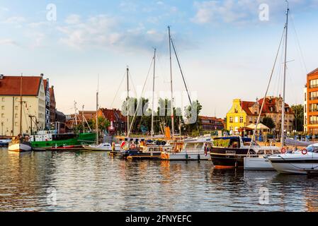 Yachts à voile amarrés sur un quai dans un port dans une ville de Gdansk. Pologne Banque D'Images