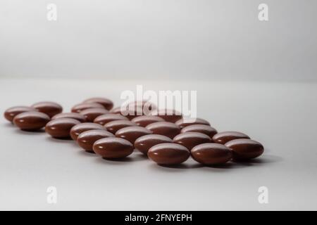 Naturel anti stress ou des comprimés de sommeil pour aider à se détendre sur fond blanc, médecine alternative à base de plantes. Banque D'Images