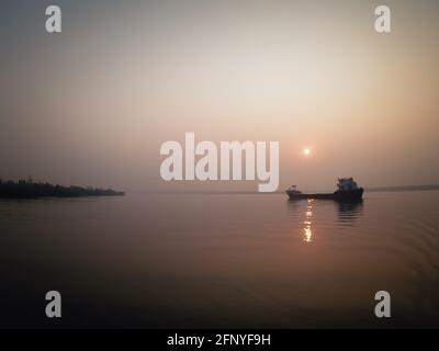Bateau d'extraction de sable, Sunderbans, Bengale-Occidental, Inde Banque D'Images