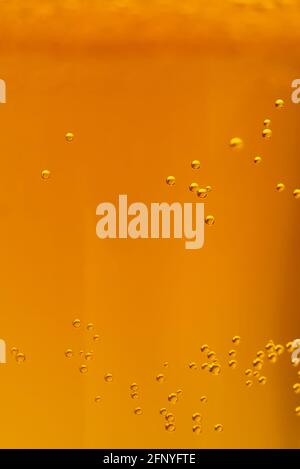 Le texte de bière peut être useda comme arrière-plan. Mise au point douce. Gros plan de la bière avec peu de bulles et de l'espace de copie Banque D'Images