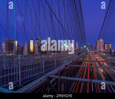 2005 PONT HISTORIQUE DE BROOKLYN (©J & W ROEBLING 1876) CENTRE VILLE HORIZON MANHATTAN NEW YORK ETATS-UNIS Banque D'Images