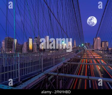 2005 PONT HISTORIQUE DE BROOKLYN (©J & W ROEBLING 1876) CENTRE VILLE HORIZON MANHATTAN NEW YORK ETATS-UNIS Banque D'Images