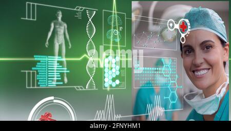 Interface numérique avec traitement de données médicales contre portrait de femme chirurgien souriant Banque D'Images