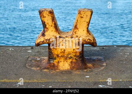 Vue directe d'un bollard d'amarrage à double corne Banque D'Images