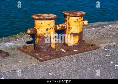 Vue latérale d'un double bollard d'amarrage de bitt Banque D'Images