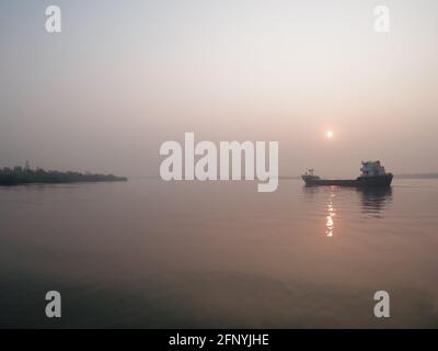 Bateau d'extraction de sable, Sunderbans, Bengale-Occidental, Inde Banque D'Images