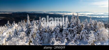 Pilsko, les montagnes Tatra, les montagnes Mala Fatra et Velka Fatra et les collines voisines des montagnes Beskids depuis la colline Lysa hora en hiver Moravskoslezske BES Banque D'Images