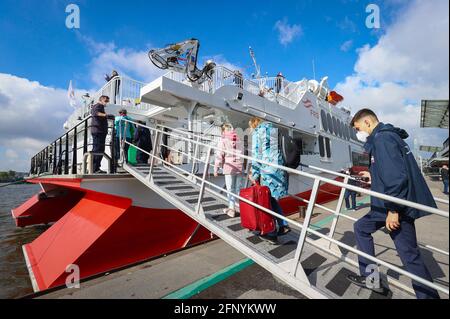 20 mai 2021, Hambourg : passagers à bord du ferry à grande vitesse Halunder Jet peu avant qu'il ne quitte les étapes d'atterrissage pour un voyage à Helgoland. Le catamaran Helgoland a commencé sa nouvelle saison jeudi matin. La saison devait commencer le 26 mars, mais elle a été reportée en raison de la pandémie de Corona. Le bateau navigue maintenant tous les jours de nouveau de Hambourg et Cuxhaven à l'île de la mer du Nord. Photo: Christian Charisius/dpa Banque D'Images