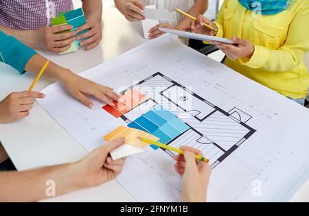 gros plan de l'équipe d'architectes travaillant avec blueprint Banque D'Images