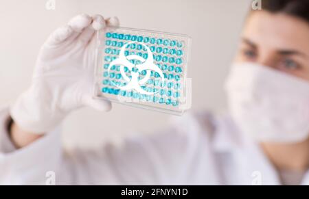 scientifique effectuant des tests de risque biologique en laboratoire Banque D'Images