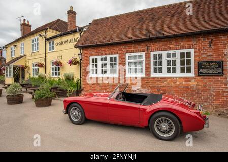 VOITURE DE sport MG garée à l'extérieur du pub Onslow Arms, Loxwood, West Sussex, Angleterre Banque D'Images