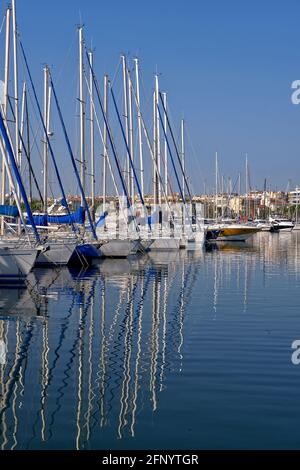 Port d'Antibes, commune est une station balnéaire méditerranéenne située dans le département des Alpes-Maritimes, sur la Côte d'Azur entre Cannes et Nice Banque D'Images