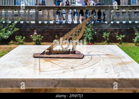 Ancien cadran solaire au parc public du jardin national, au centre d'Athènes-Grèce. Horloge antique astronomique avec cadran de gnon en acier rouillé sur marbre Banque D'Images