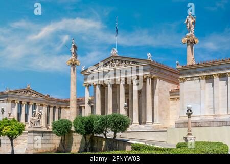 Athènes, Attique, Grèce Académie nationale d'Athènes bâtiment néo-classique avec le pediment sur le thème de la naissance de la déesse Athéna. Banque D'Images