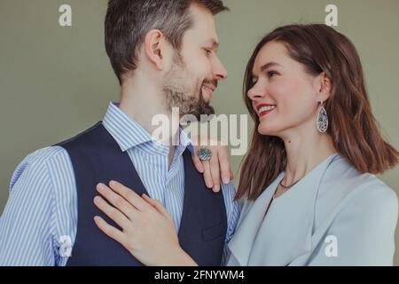 Portrait d'un beau couple regardant l'un l'autre Banque D'Images