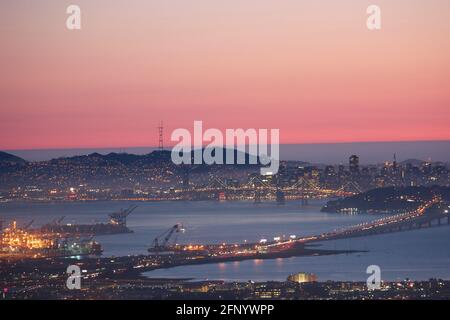 Vue aérienne d'Oakland et de la baie de San Francisco au coucher du soleil, région de la baie de San Francisco, Californie, États-Unis Banque D'Images