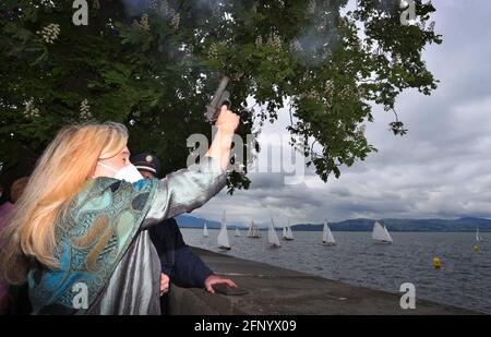 Lindau, Allemagne. 20 mai 2021. Melanie Huml, ministre de l'Europe (CSU), lance un tir de départ à partir d'un pistolet à signaux à l'ouverture du petit spectacle de jardin. Credit: Karl-Josef Hildenbrand/dpa/Alay Live News Banque D'Images